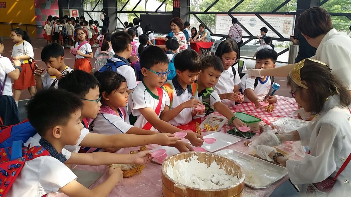 Roger Poon, making dragon’s beard candy for primary school students in Singapore